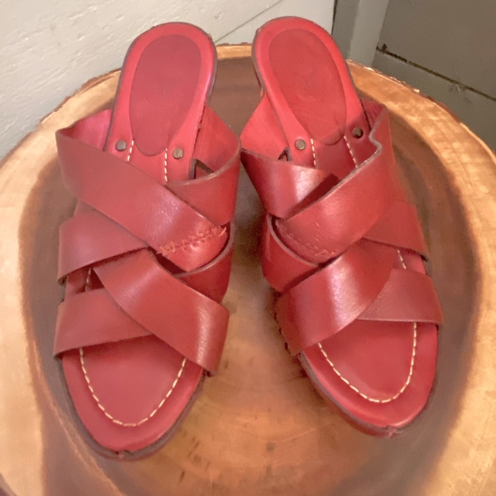 Frye Thomasville Wo’s Red Strappy Leather Wedge Size 7.5